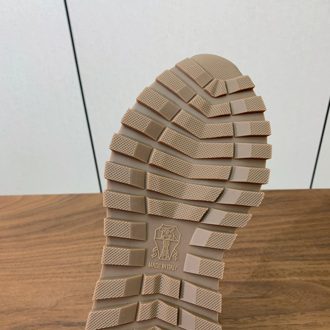 【Brunell* Cucinell*】新款休闲运动鞋。鞋面采用进口牛绒➕纯手工串联珠链配饰！内里垫脚是