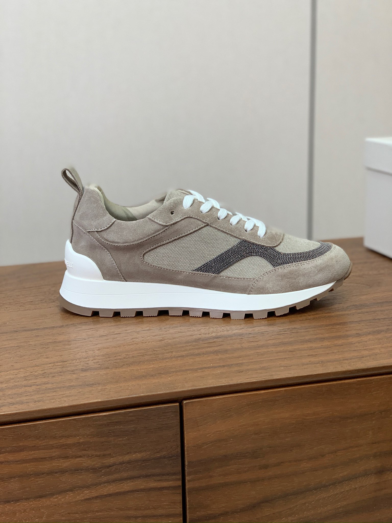 【Brunell* Cucinell*】新款休闲运动鞋。鞋面采用进口牛绒➕纯手工串联珠链配饰！内里垫脚是