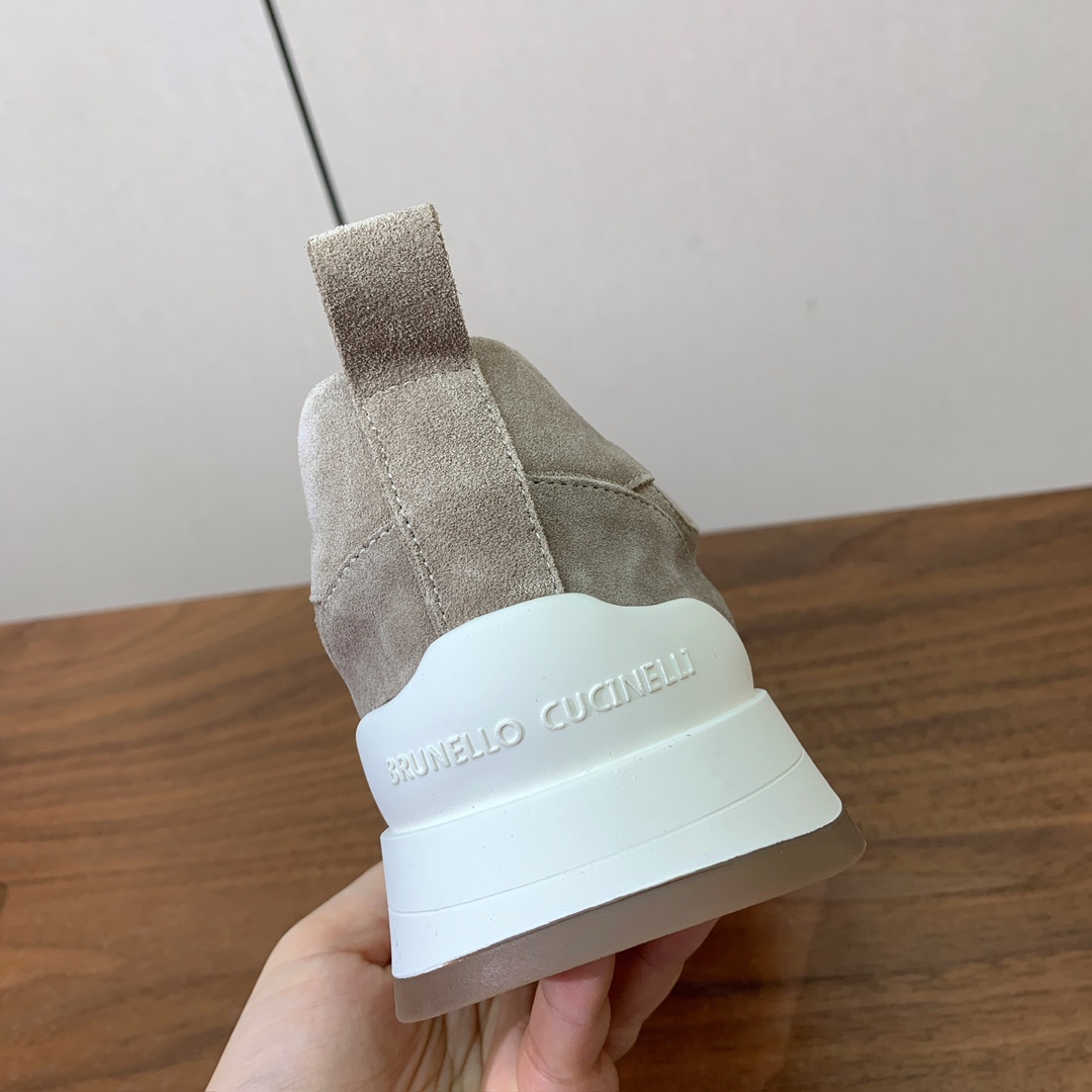 【Brunell* Cucinell*】新款休闲运动鞋。鞋面采用进口牛绒➕纯手工串联珠链配饰！内里垫脚是