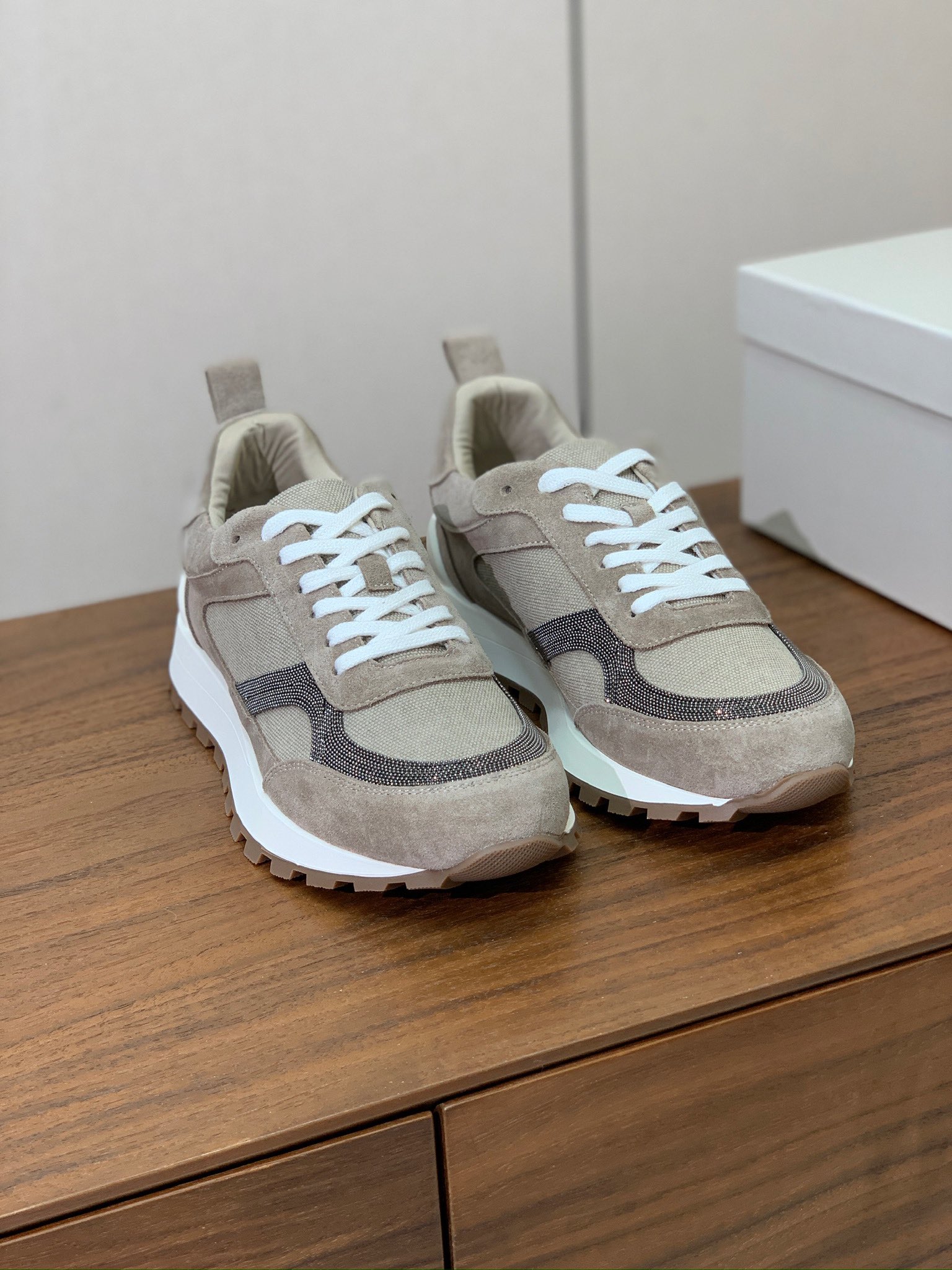 【Brunell* Cucinell*】新款休闲运动鞋。鞋面采用进口牛绒➕纯手工串联珠链配饰！内里垫脚是