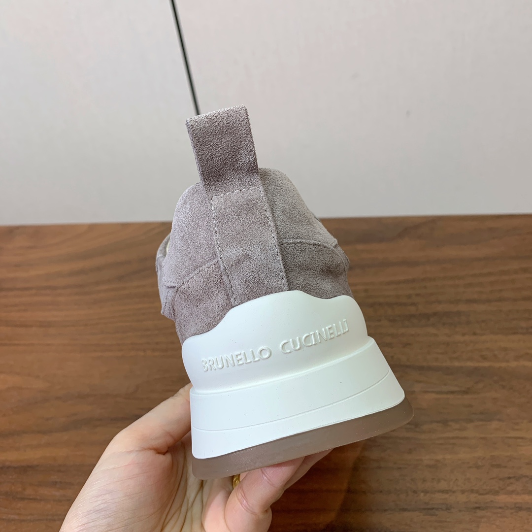 【Brunell* Cucinell*】新款休闲运动鞋。鞋面采用进口牛绒➕纯手工串联珠链配饰！内里垫脚是