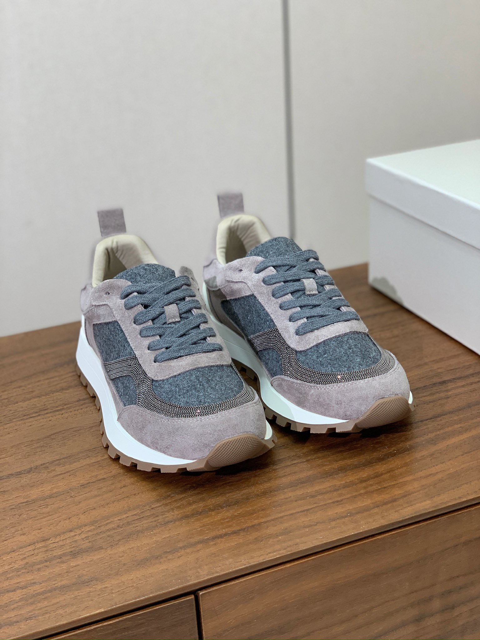 【Brunell* Cucinell*】新款休闲运动鞋。鞋面采用进口牛绒➕纯手工串联珠链配饰！内里垫脚是