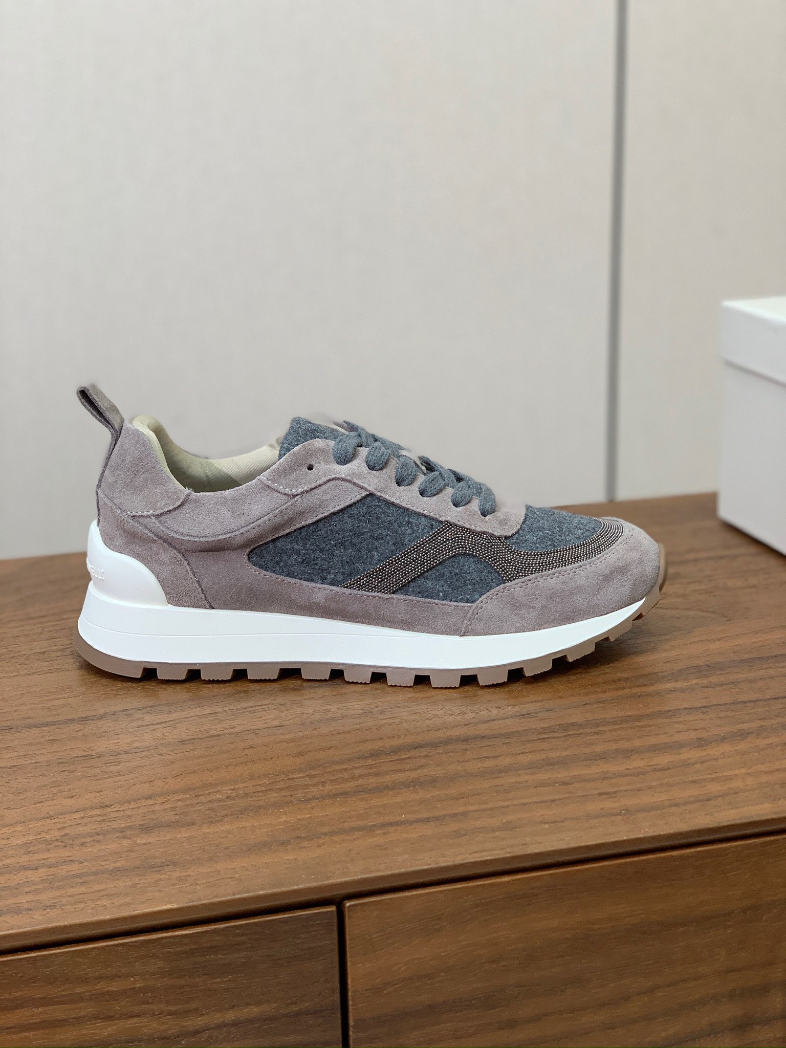 【Brunell* Cucinell*】新款休闲运动鞋。鞋面采用进口牛绒➕纯手工串联珠链配饰！内里垫脚是