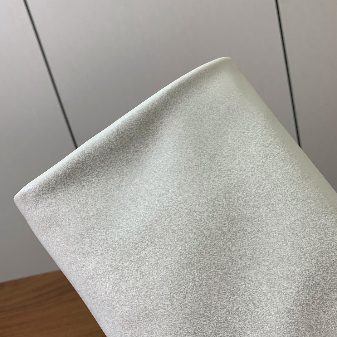 【Balmai*】裤管长靴。别具一格的时尚元素。愈发別致出众。无敌气场、无敌好看。 材质：鞋面牛皮➕定制牛仔布。牛皮内里