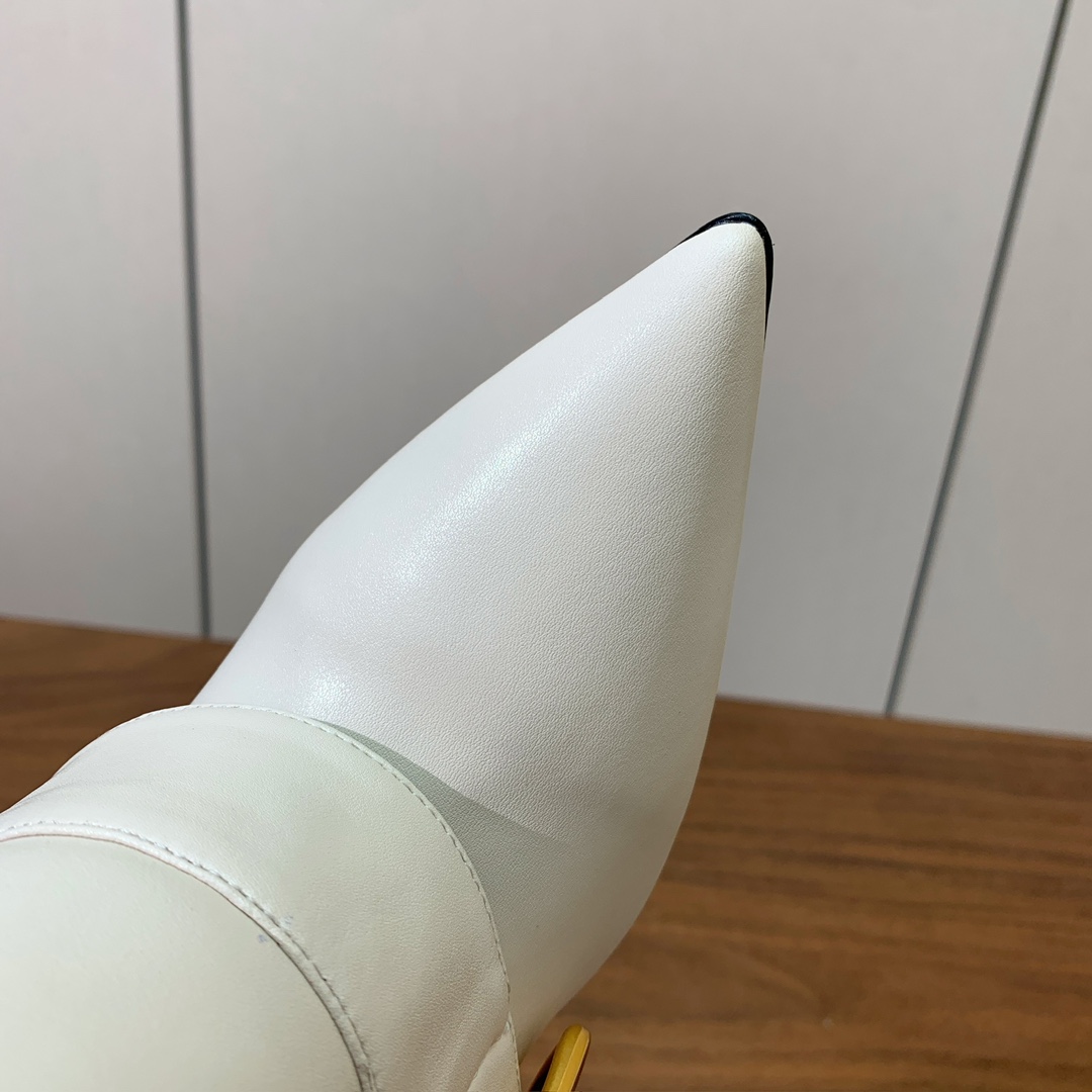 【Balmai*】裤管长靴。别具一格的时尚元素。愈发別致出众。无敌气场、无敌好看。 材质：鞋面牛皮➕定制牛仔布。牛皮内里