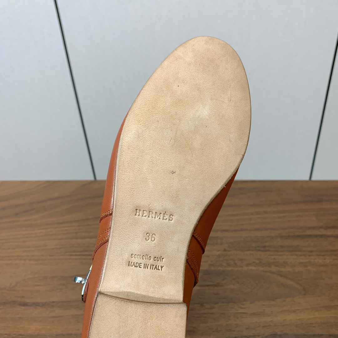 【Herm*s】高版本经典短靴。虽然款式出的少，但是胜在经典、从来不会过时。鞋面小牛皮，羊皮内里及垫脚。