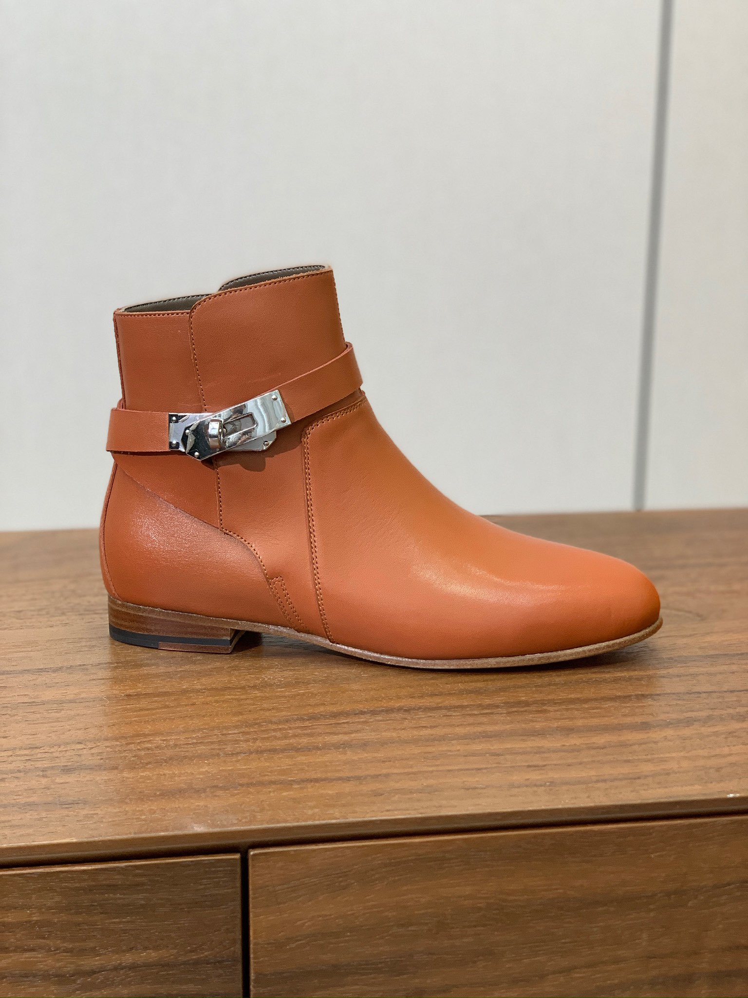 【Herm*s】高版本经典短靴。虽然款式出的少，但是胜在经典、从来不会过时。鞋面小牛皮，羊皮内里及垫脚。