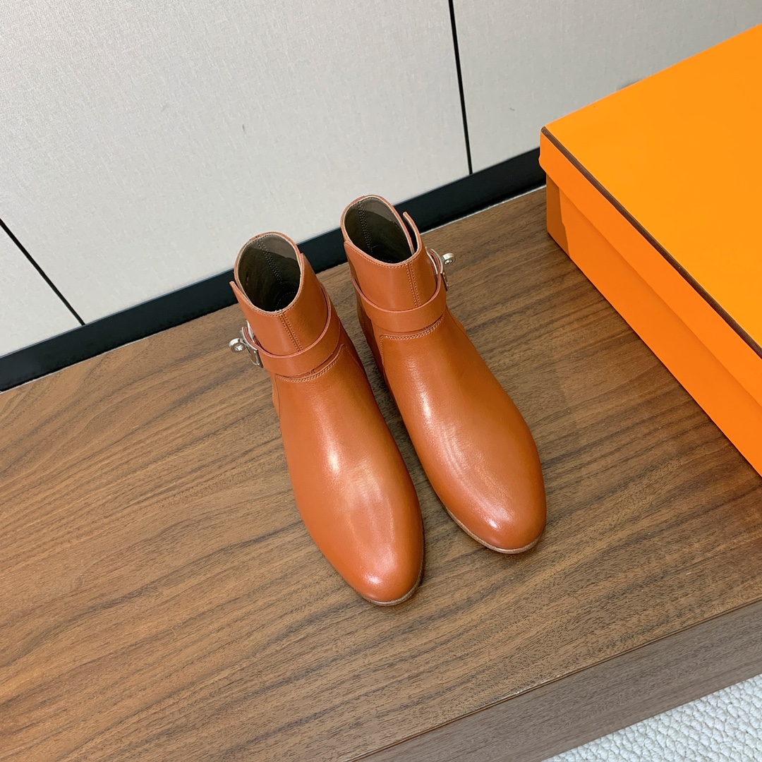 【Herm*s】高版本经典短靴。虽然款式出的少，但是胜在经典、从来不会过时。鞋面小牛皮，羊皮内里及垫脚。