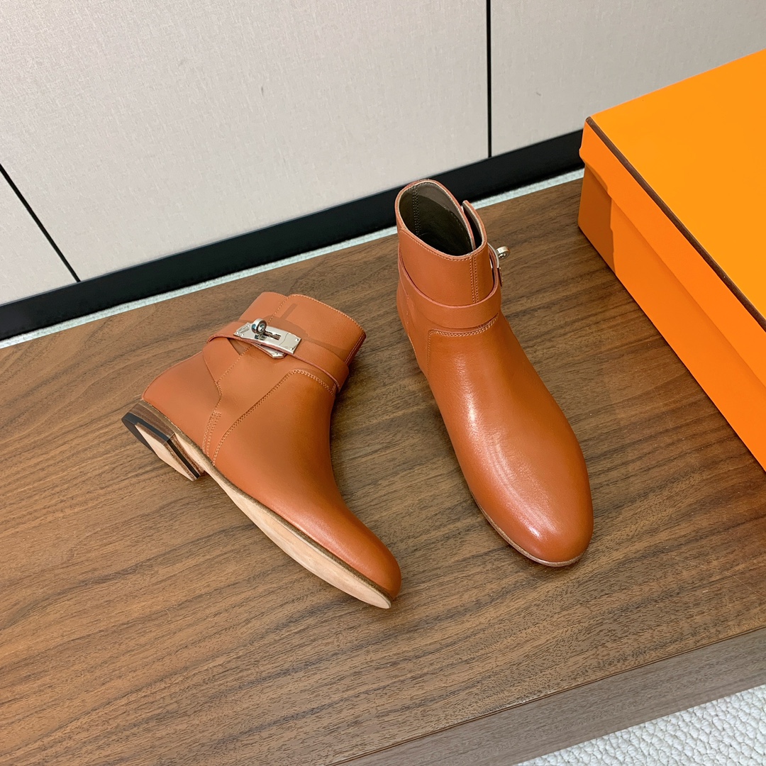 【Herm*s】高版本经典短靴。虽然款式出的少，但是胜在经典、从来不会过时。鞋面小牛皮，羊皮内里及垫脚。