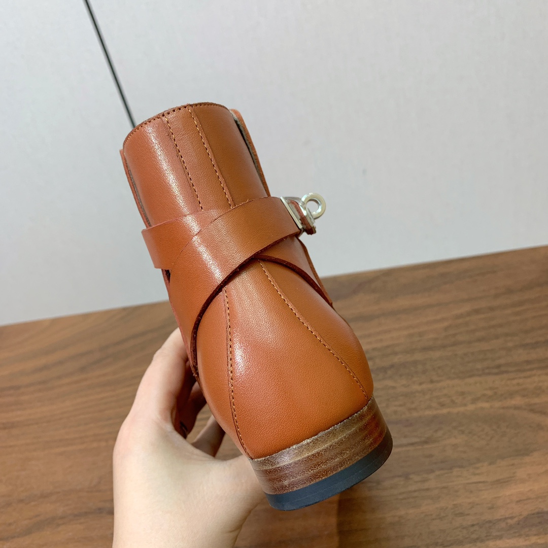 【Herm*s】高版本经典短靴。虽然款式出的少，但是胜在经典、从来不会过时。鞋面小牛皮，羊皮内里及垫脚。