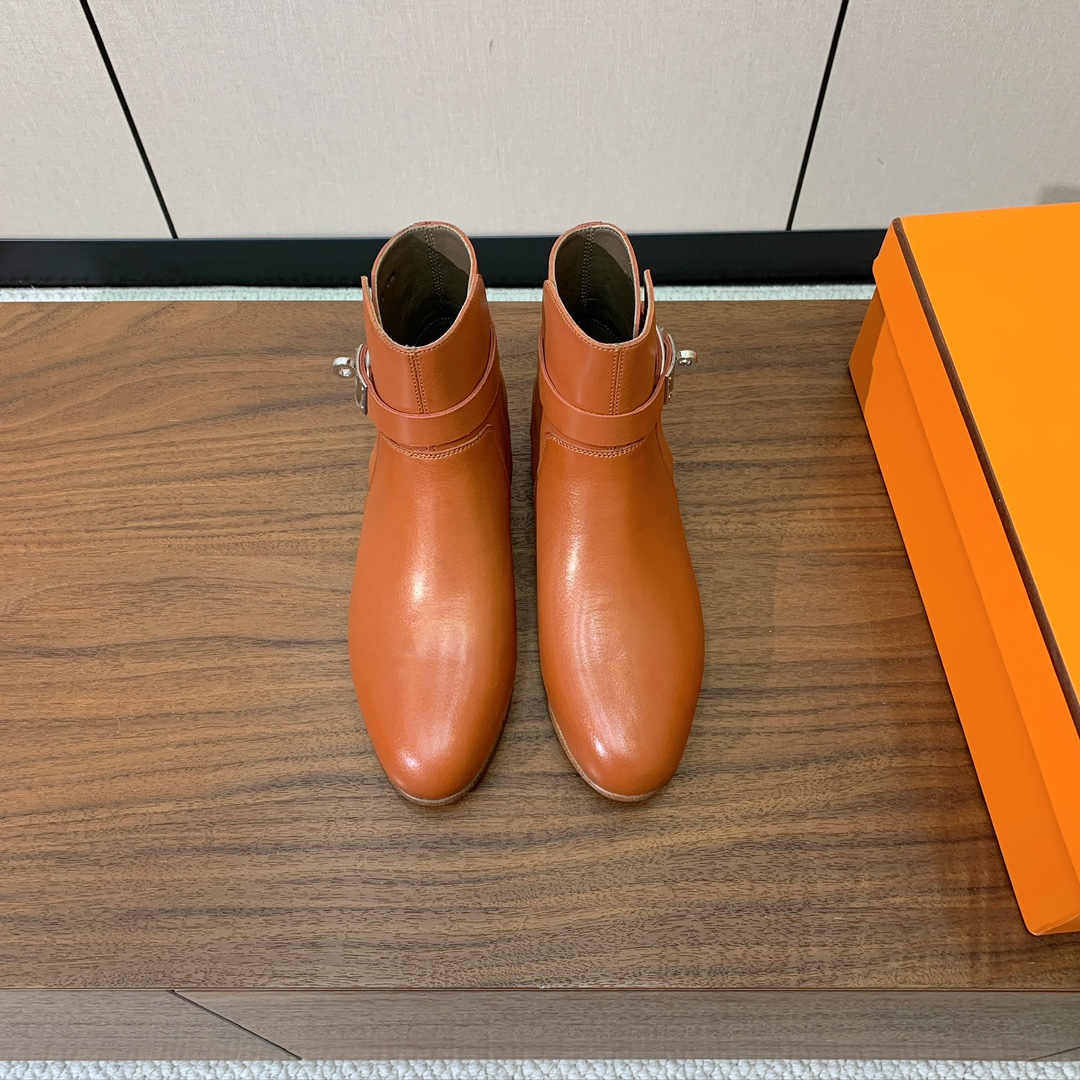 【Herm*s】高版本经典短靴。虽然款式出的少，但是胜在经典、从来不会过时。鞋面小牛皮，羊皮内里及垫脚。