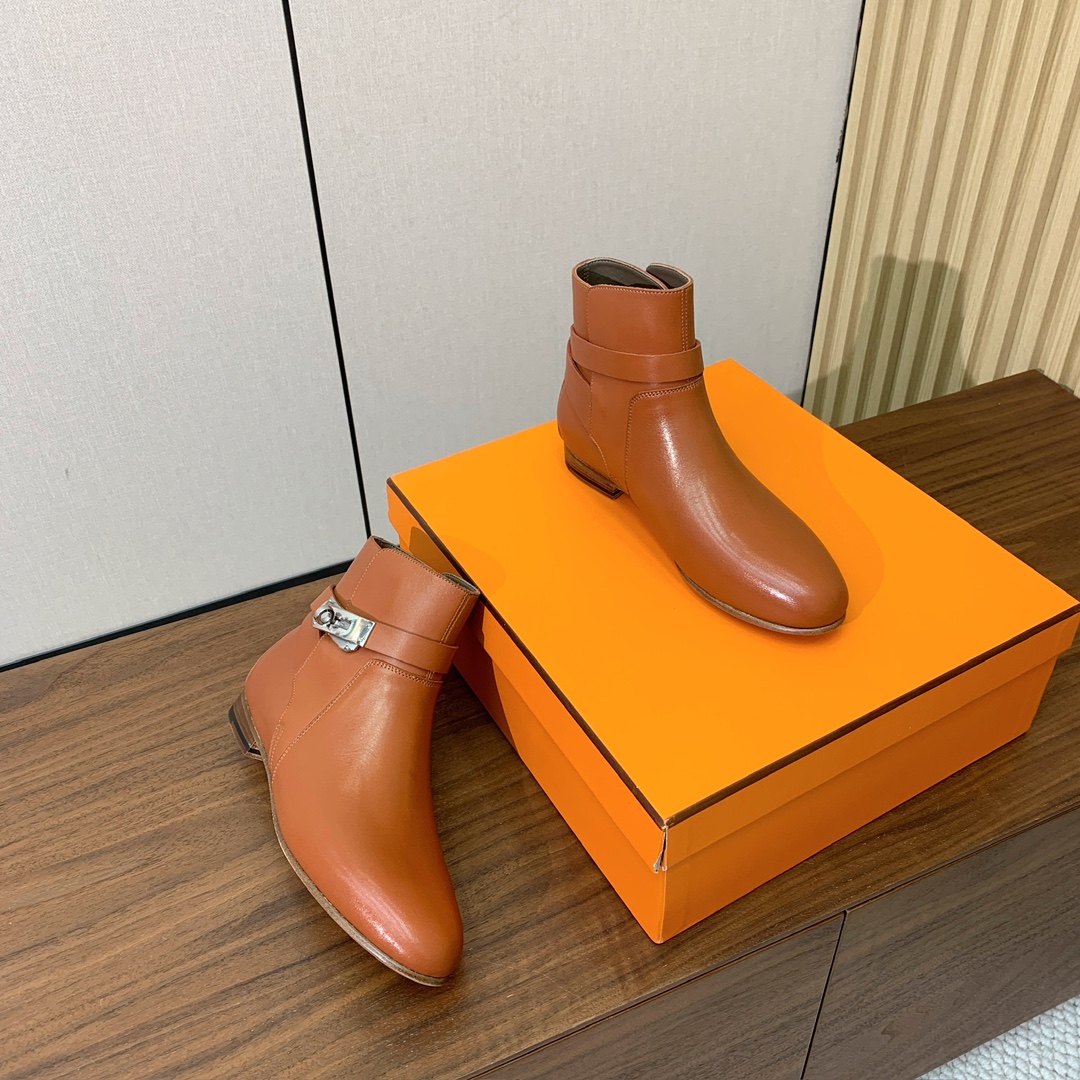 【Herm*s】高版本经典短靴。虽然款式出的少，但是胜在经典、从来不会过时。鞋面小牛皮，羊皮内里及垫脚。