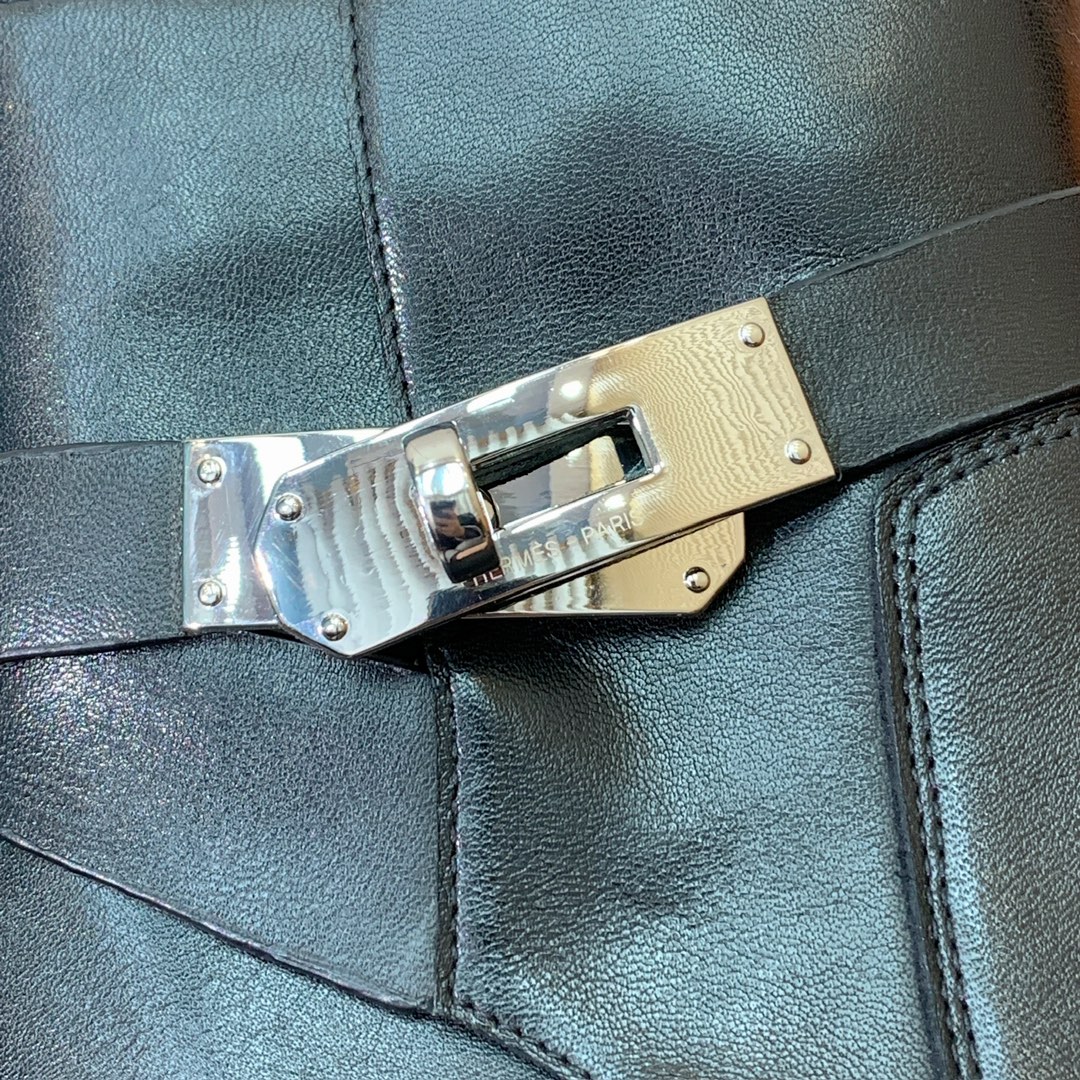 【Herm*s】高版本经典短靴。虽然款式出的少，但是胜在经典、从来不会过时。鞋面小牛皮，羊皮内里及垫脚。