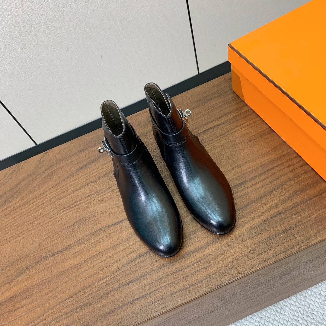 【Herm*s】高版本经典短靴。虽然款式出的少，但是胜在经典、从来不会过时。鞋面小牛皮，羊皮内里及垫脚。