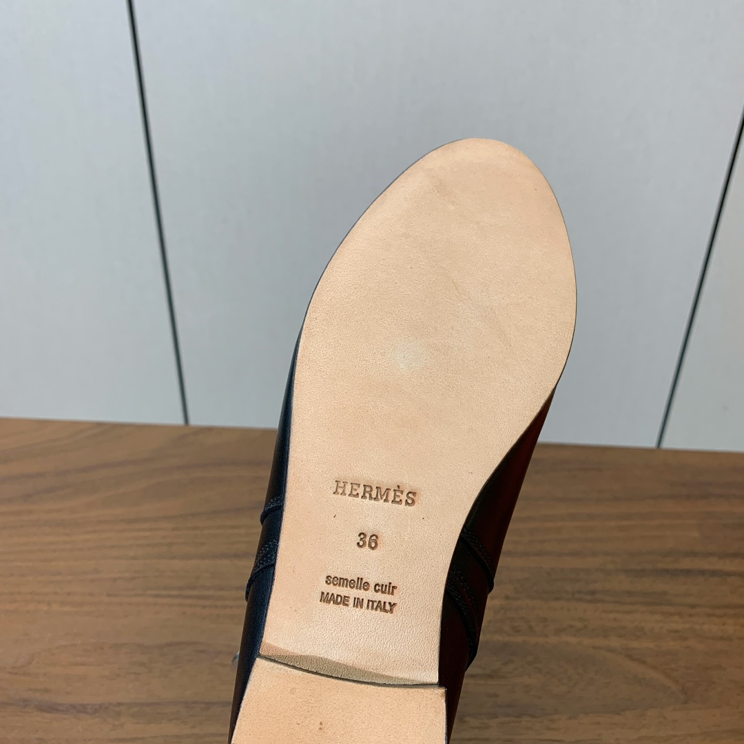 【Herm*s】高版本经典短靴。虽然款式出的少，但是胜在经典、从来不会过时。鞋面小牛皮，羊皮内里及垫脚。