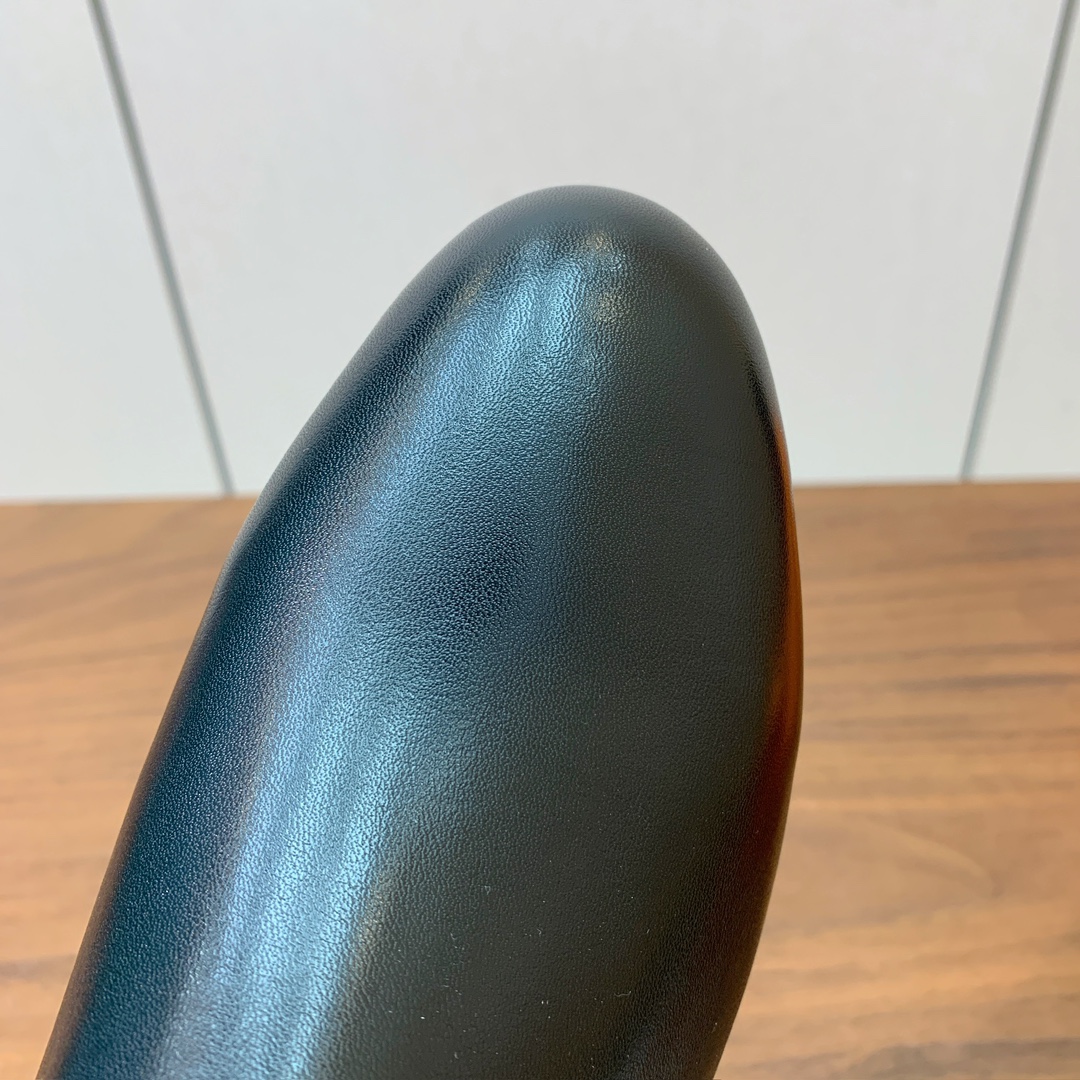 【Herm*s】高版本经典短靴。虽然款式出的少，但是胜在经典、从来不会过时。鞋面小牛皮，羊皮内里及垫脚。