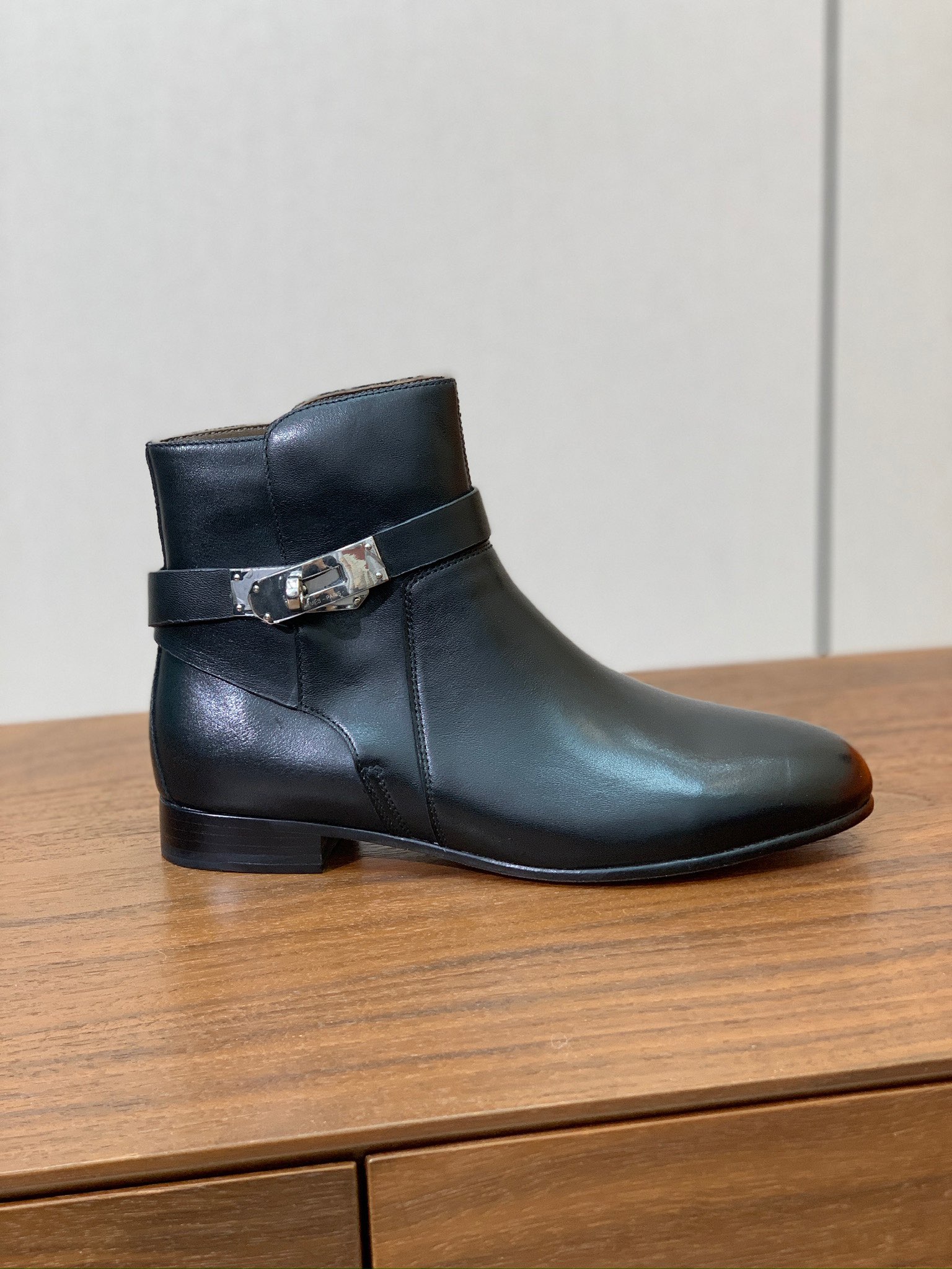 【Herm*s】高版本经典短靴。虽然款式出的少，但是胜在经典、从来不会过时。鞋面小牛皮，羊皮内里及垫脚。