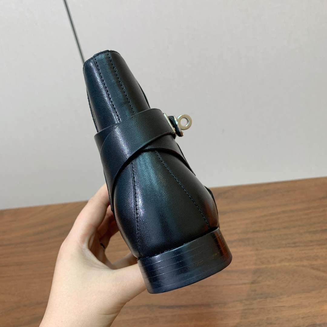 【Herm*s】高版本经典短靴。虽然款式出的少，但是胜在经典、从来不会过时。鞋面小牛皮，羊皮内里及垫脚。