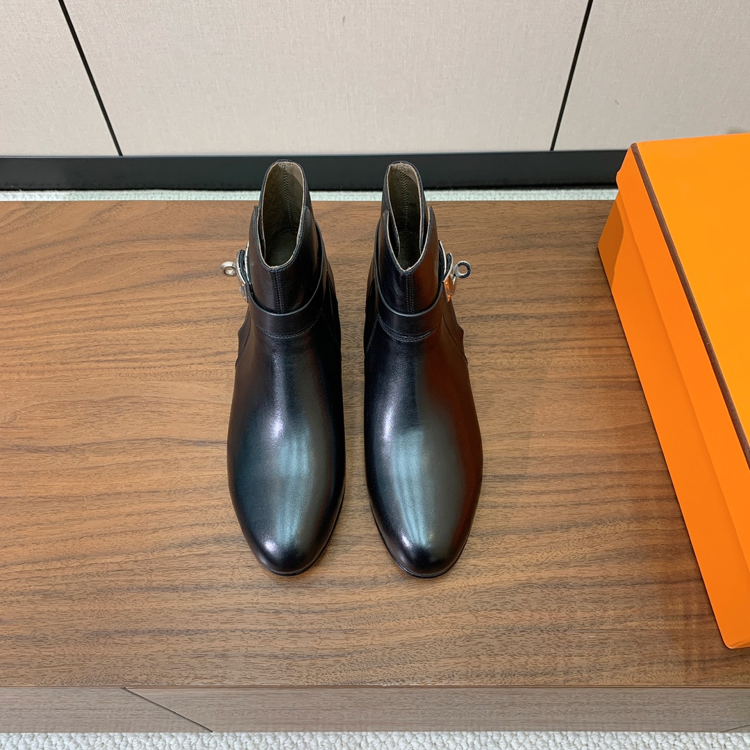 【Herm*s】高版本经典短靴。虽然款式出的少，但是胜在经典、从来不会过时。鞋面小牛皮，羊皮内里及垫脚。