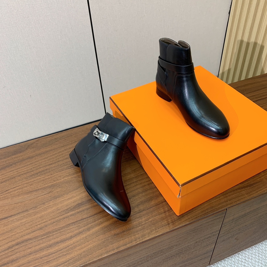 【Herm*s】高版本经典短靴。虽然款式出的少，但是胜在经典、从来不会过时。鞋面小牛皮，羊皮内里及垫脚。