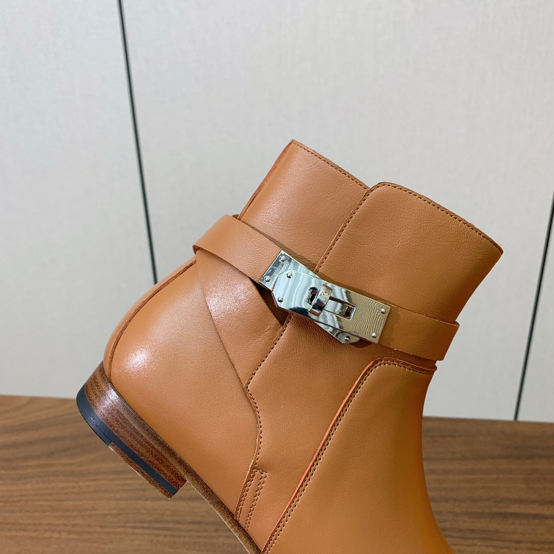 【Herm*s】高版本经典短靴。虽然款式出的少，但是胜在经典、从来不会过时。鞋面小牛皮，羊皮内里及垫脚。