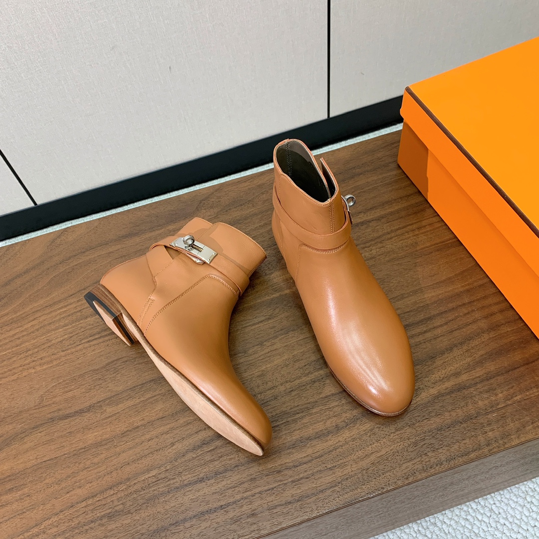 【Herm*s】高版本经典短靴。虽然款式出的少，但是胜在经典、从来不会过时。鞋面小牛皮，羊皮内里及垫脚。