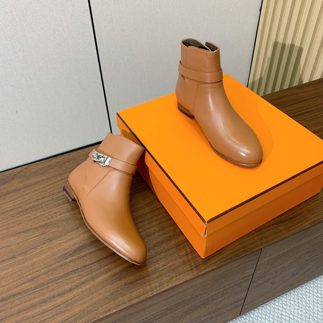 【Herm*s】高版本经典短靴。虽然款式出的少，但是胜在经典、从来不会过时。鞋面小牛皮，羊皮内里及垫脚。