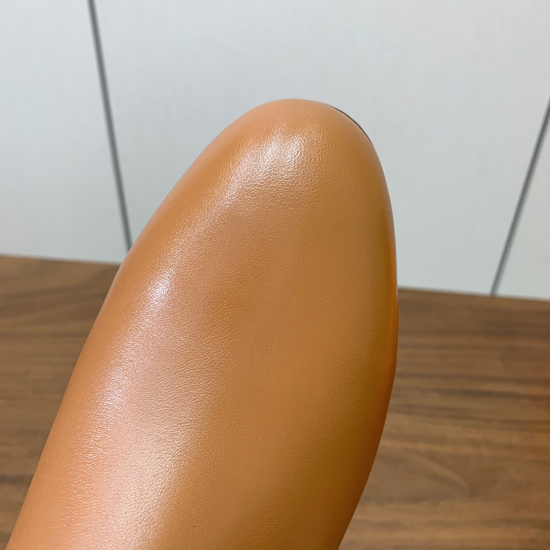 【Herm*s】高版本经典短靴。虽然款式出的少，但是胜在经典、从来不会过时。鞋面小牛皮，羊皮内里及垫脚。