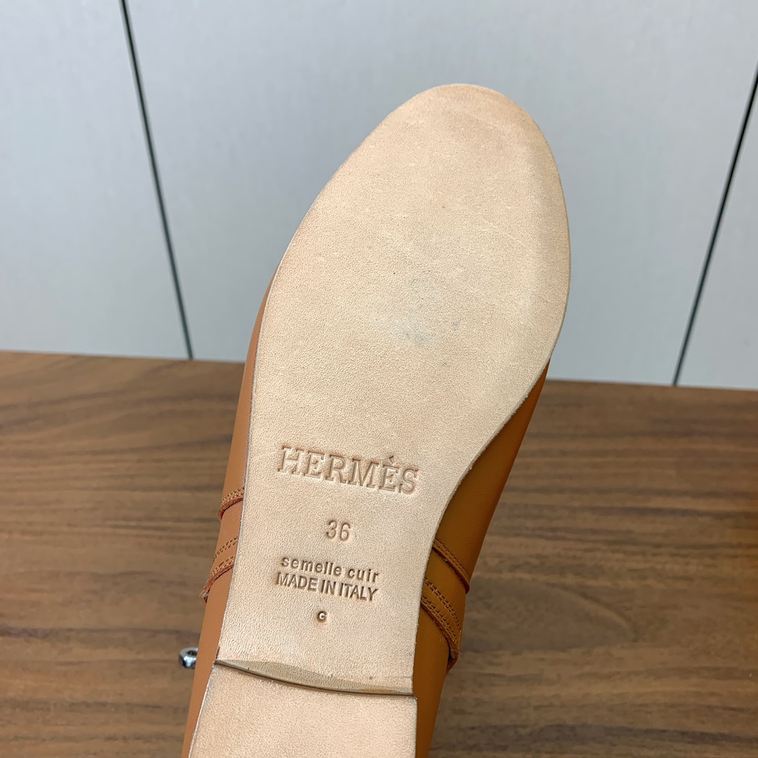 【Herm*s】高版本经典短靴。虽然款式出的少，但是胜在经典、从来不会过时。鞋面小牛皮，羊皮内里及垫脚。