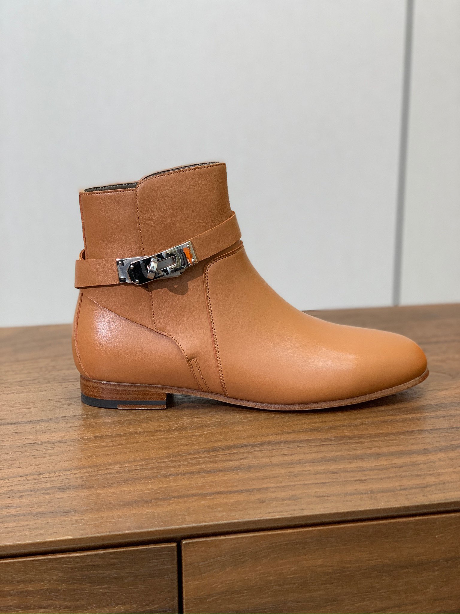 【Herm*s】高版本经典短靴。虽然款式出的少，但是胜在经典、从来不会过时。鞋面小牛皮，羊皮内里及垫脚。