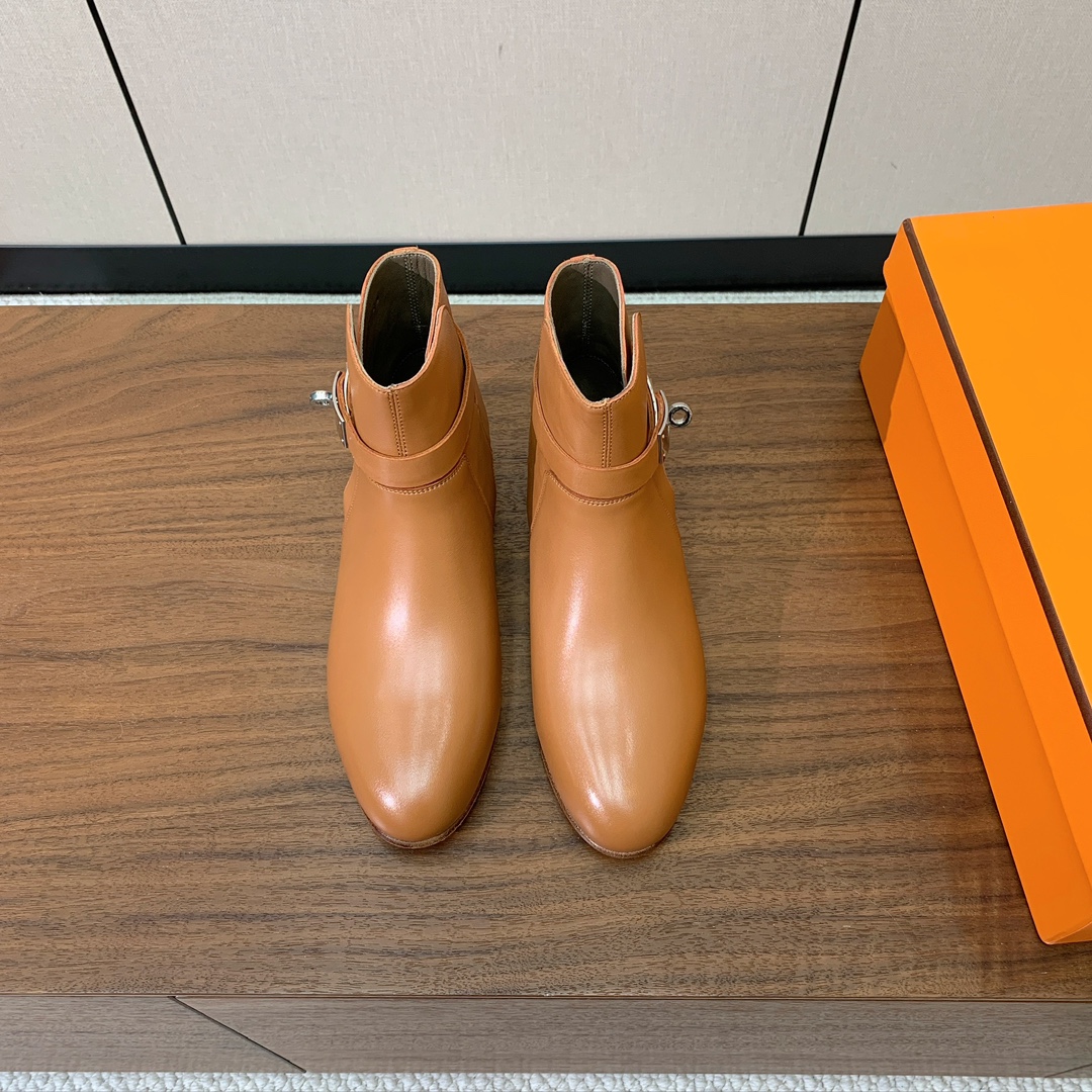 【Herm*s】高版本经典短靴。虽然款式出的少，但是胜在经典、从来不会过时。鞋面小牛皮，羊皮内里及垫脚。