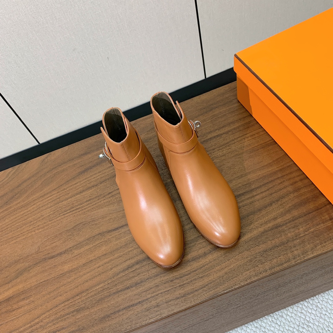 【Herm*s】高版本经典短靴。虽然款式出的少，但是胜在经典、从来不会过时。鞋面小牛皮，羊皮内里及垫脚。