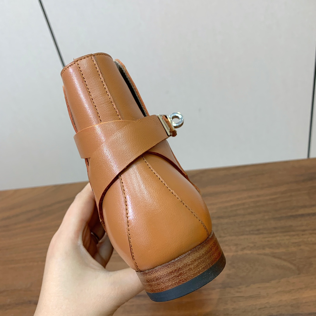 【Herm*s】高版本经典短靴。虽然款式出的少，但是胜在经典、从来不会过时。鞋面小牛皮，羊皮内里及垫脚。