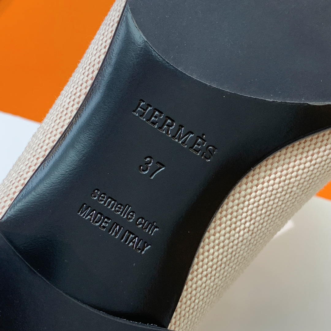 【Herm*s】高版本经典乐福鞋。虽然款式出的少，但是胜在经典、从来不会过时。鞋面牛皮➕定制布料。定制金