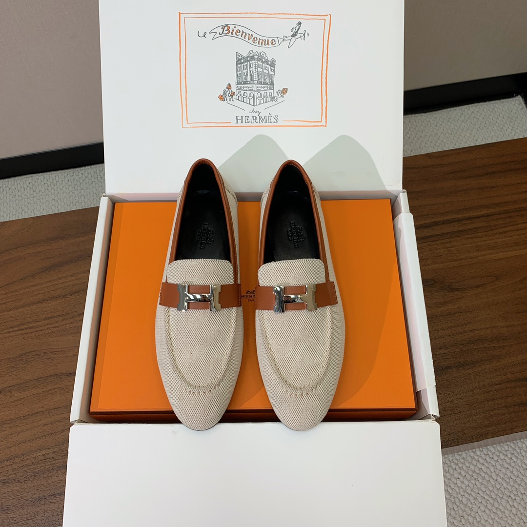 【Herm*s】高版本经典乐福鞋。虽然款式出的少，但是胜在经典、从来不会过时。鞋面牛皮➕定制布料。定制金