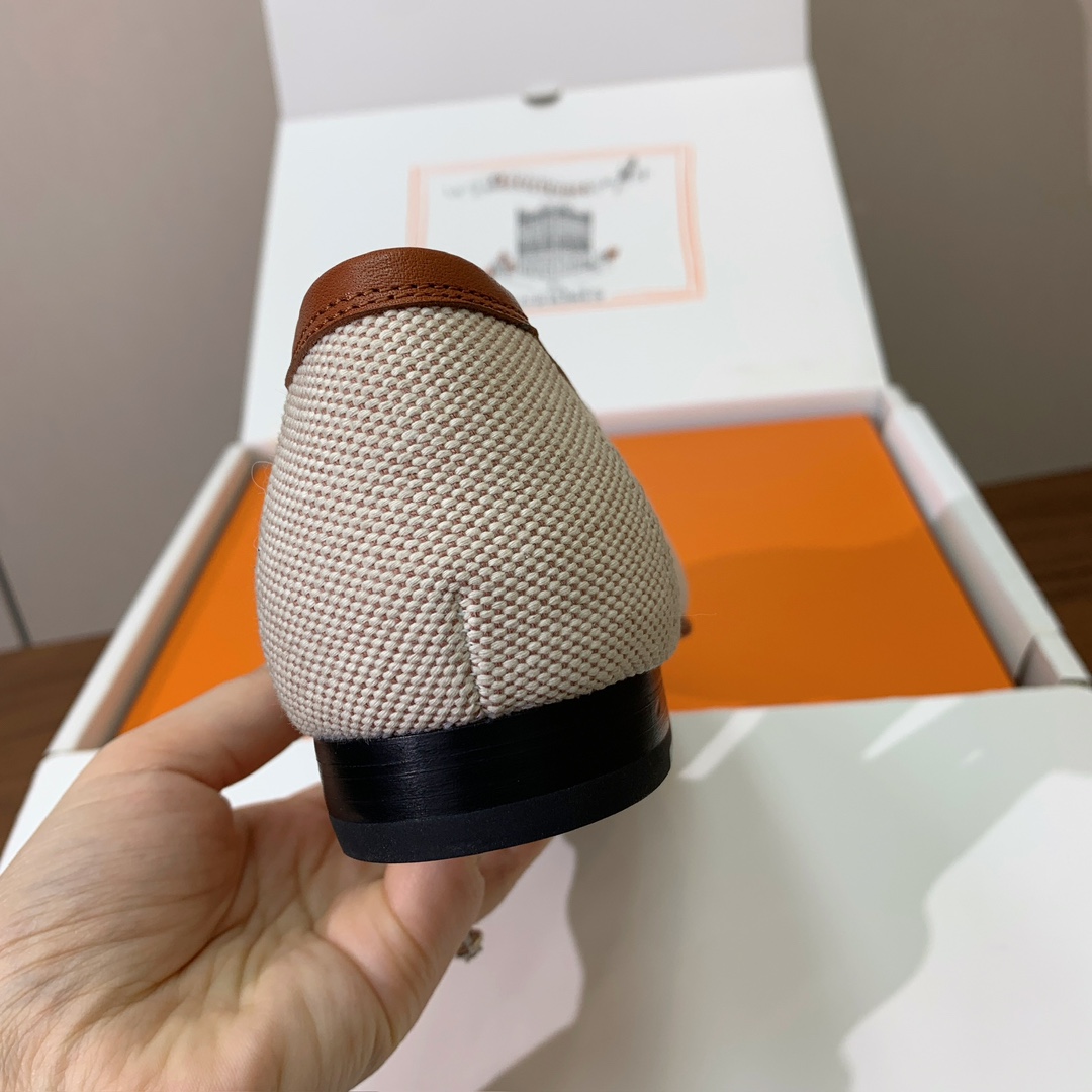 【Herm*s】高版本经典乐福鞋。虽然款式出的少，但是胜在经典、从来不会过时。鞋面牛皮➕定制布料。定制金