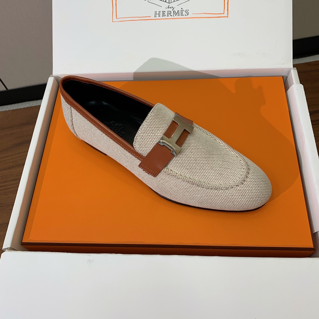 【Herm*s】高版本经典乐福鞋。虽然款式出的少，但是胜在经典、从来不会过时。鞋面牛皮➕定制布料。定制金