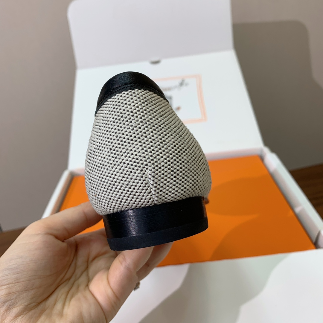 【Herm*s】高版本经典乐福鞋。虽然款式出的少，但是胜在经典、从来不会过时。鞋面牛皮➕定制布料。定制金