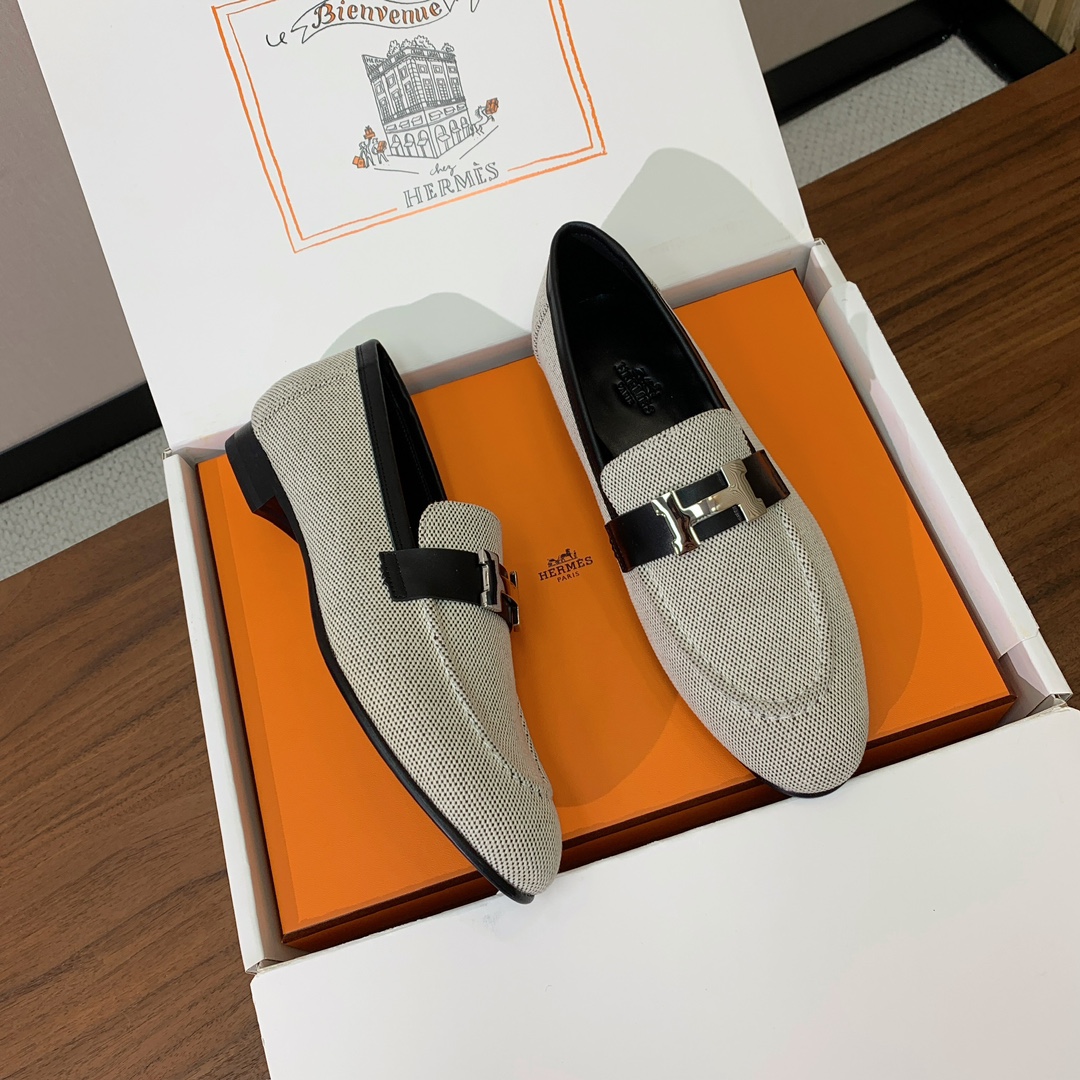 【Herm*s】高版本经典乐福鞋。虽然款式出的少，但是胜在经典、从来不会过时。鞋面牛皮➕定制布料。定制金