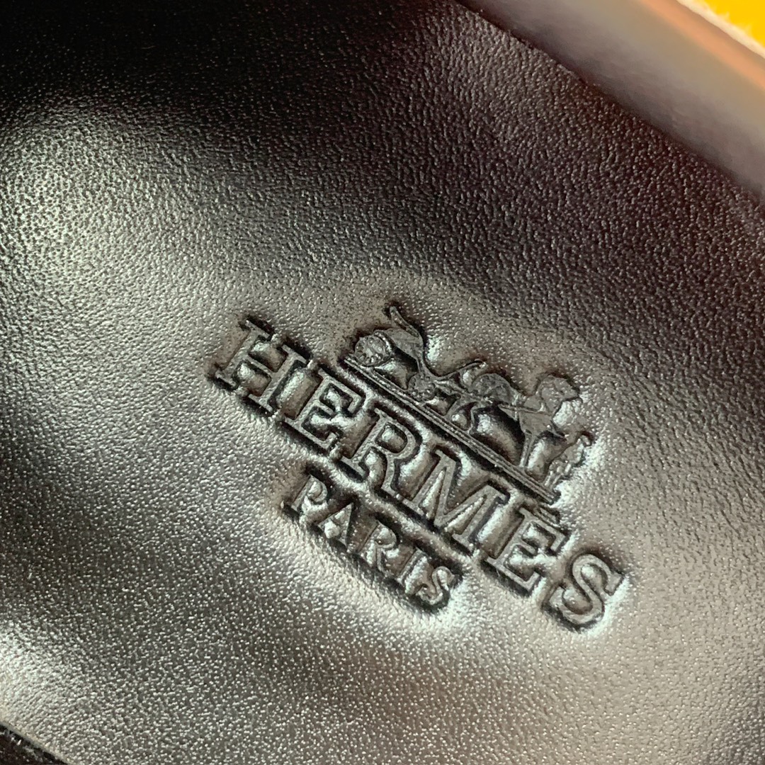 【Herm*s】高版本经典乐福鞋。虽然款式出的少，但是胜在经典、从来不会过时。鞋面牛皮➕定制布料。定制金