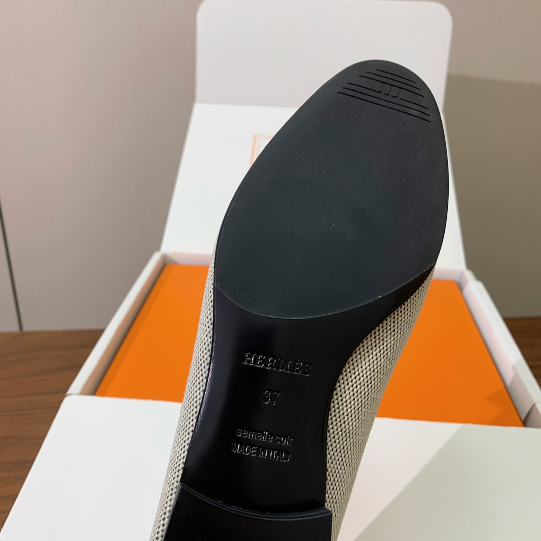 【Herm*s】高版本经典乐福鞋。虽然款式出的少，但是胜在经典、从来不会过时。鞋面牛皮➕定制布料。定制金