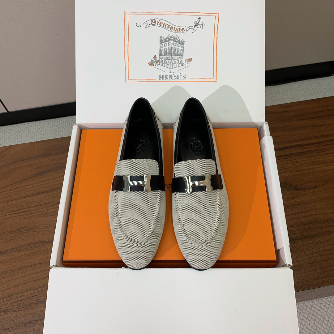 【Herm*s】高版本经典乐福鞋。虽然款式出的少，但是胜在经典、从来不会过时。鞋面牛皮➕定制布料。定制金