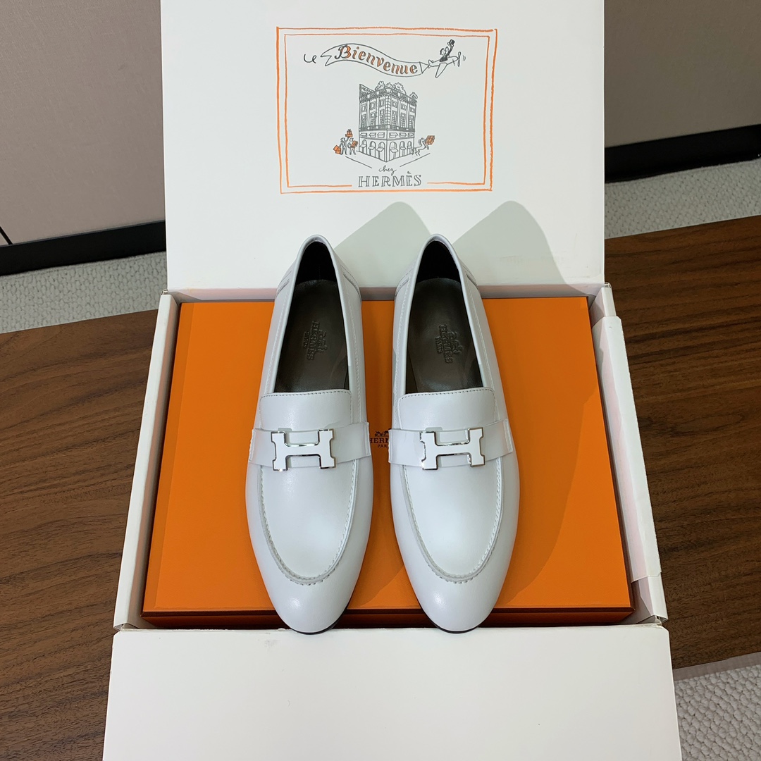 【Herm*s】高版本经典乐福鞋。虽然款式出的少，但是胜在经典、从来不会过时。鞋面牛皮。定制金属扣。羊皮