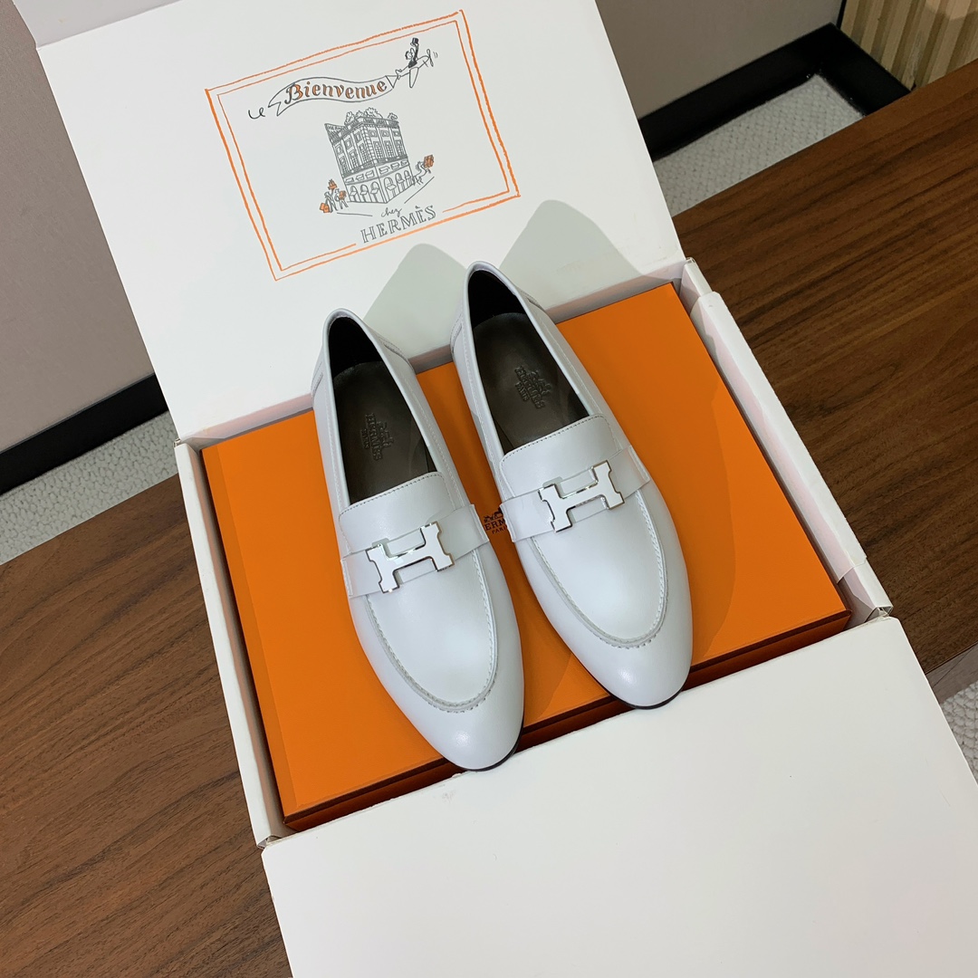【Herm*s】高版本经典乐福鞋。虽然款式出的少，但是胜在经典、从来不会过时。鞋面牛皮。定制金属扣。羊皮