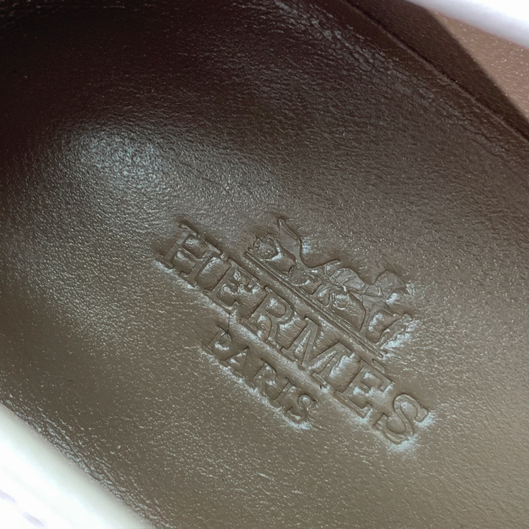 【Herm*s】高版本经典乐福鞋。虽然款式出的少，但是胜在经典、从来不会过时。鞋面牛皮。定制金属扣。羊皮