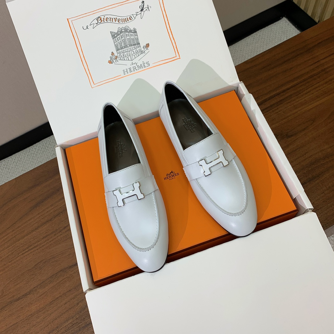 【Herm*s】高版本经典乐福鞋。虽然款式出的少，但是胜在经典、从来不会过时。鞋面牛皮。定制金属扣。羊皮