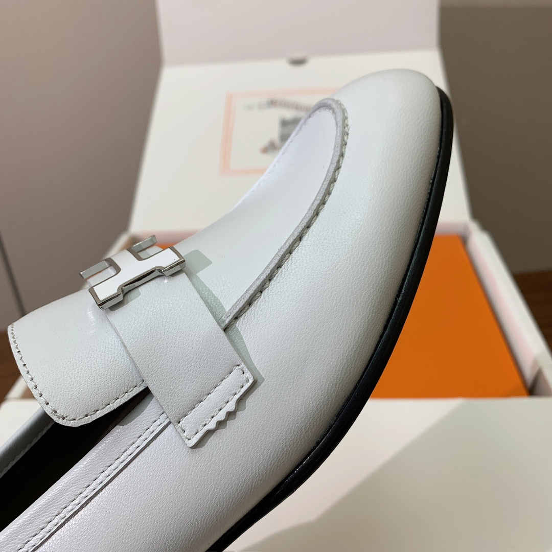 【Herm*s】高版本经典乐福鞋。虽然款式出的少，但是胜在经典、从来不会过时。鞋面牛皮。定制金属扣。羊皮