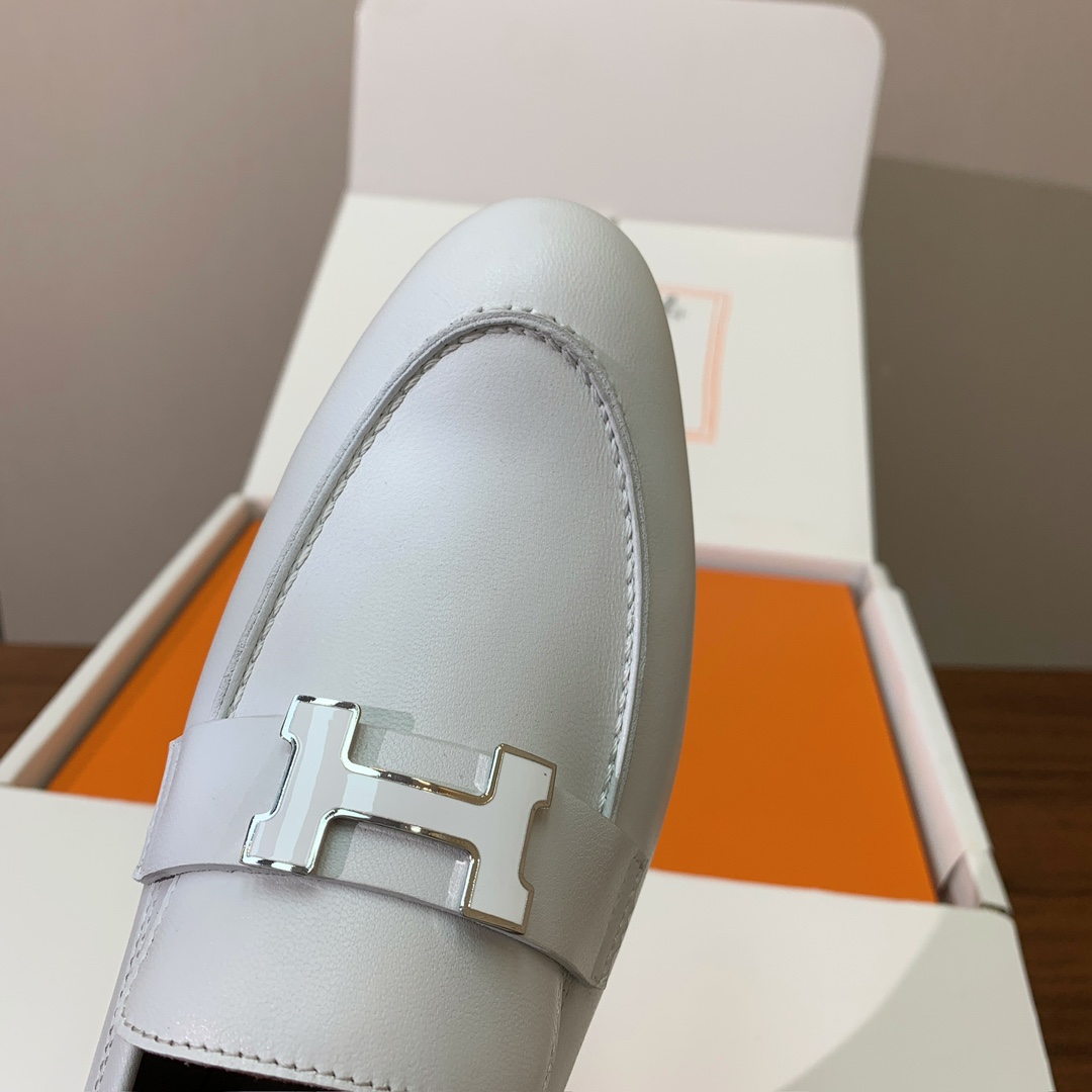 【Herm*s】高版本经典乐福鞋。虽然款式出的少，但是胜在经典、从来不会过时。鞋面牛皮。定制金属扣。羊皮