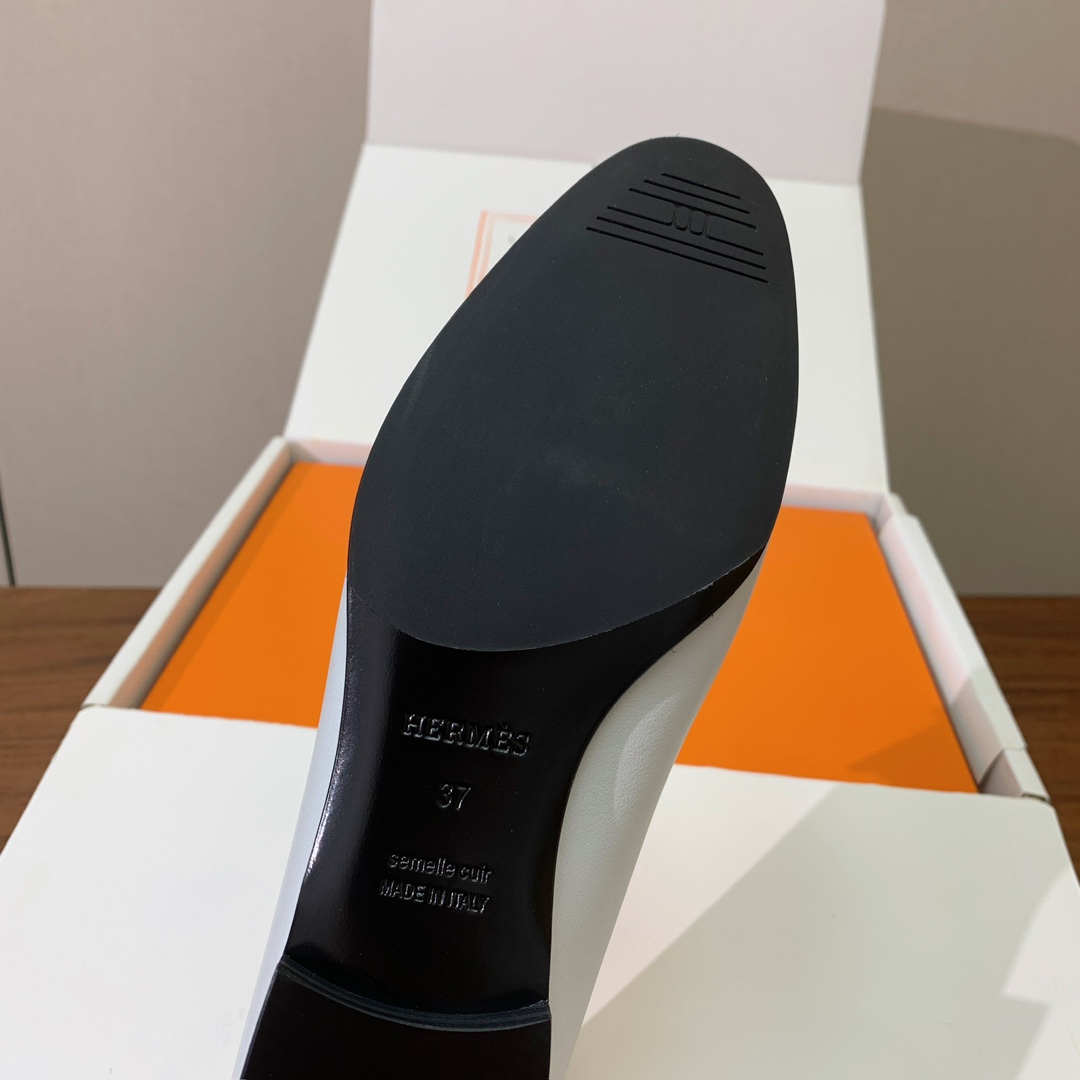 【Herm*s】高版本经典乐福鞋。虽然款式出的少，但是胜在经典、从来不会过时。鞋面牛皮。定制金属扣。羊皮