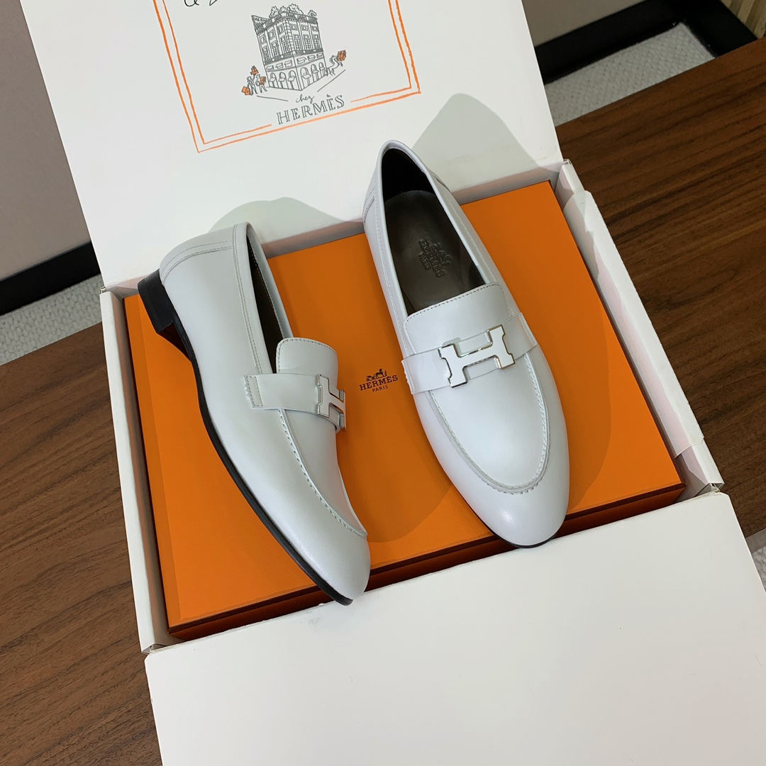 【Herm*s】高版本经典乐福鞋。虽然款式出的少，但是胜在经典、从来不会过时。鞋面牛皮。定制金属扣。羊皮